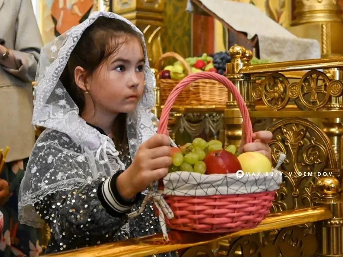 Православные христиане отмечают Преображение Господне.