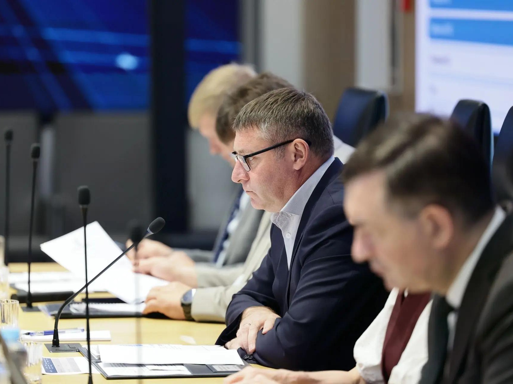 Александр Шуваев провёл совещание с правительством области, где обсудили вопрос восстановления Белгорода после массированных атак вражеских БПЛА.