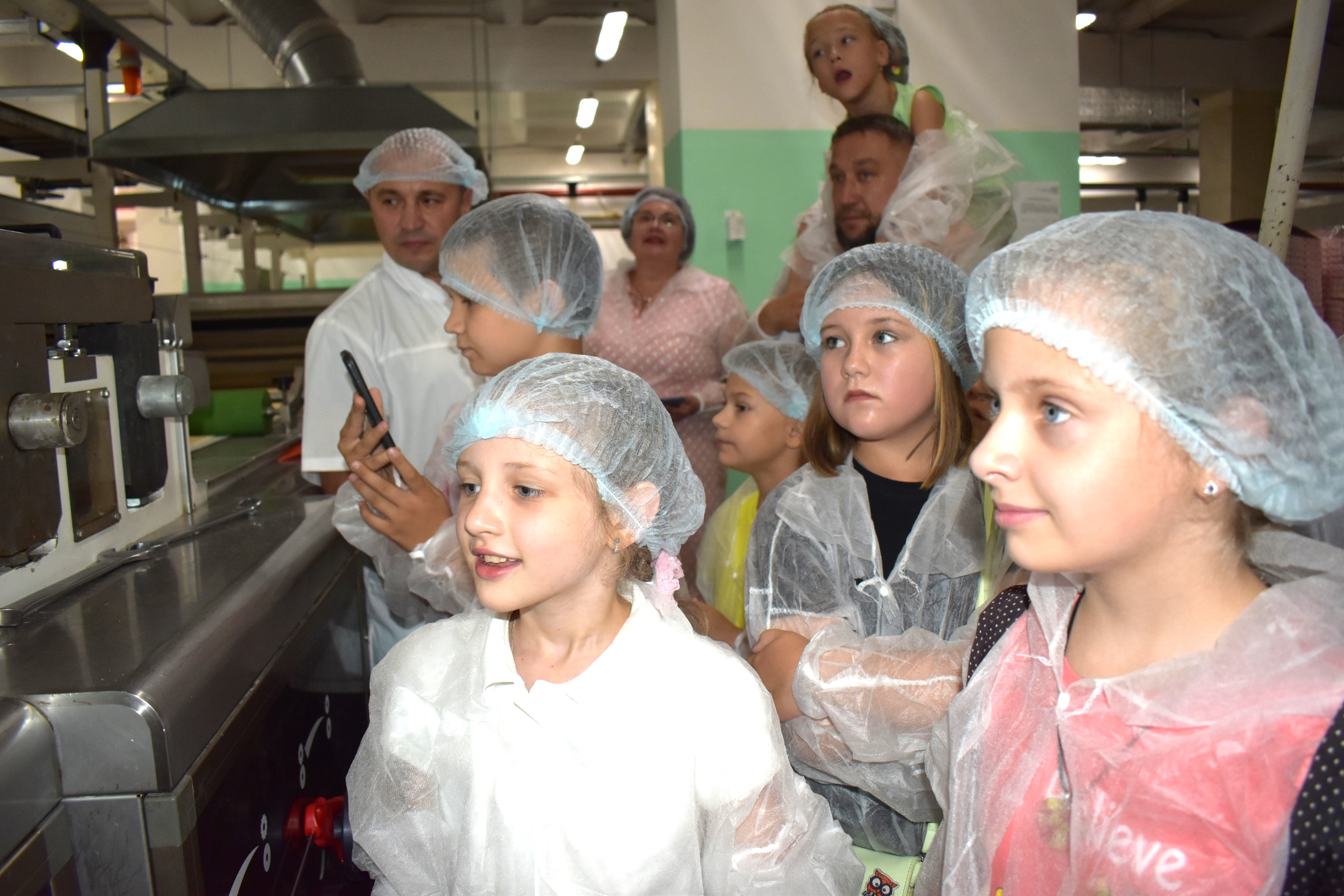 Дети из семей народной дружины «Ополчение 31» побывали на кондитерской фабрике.