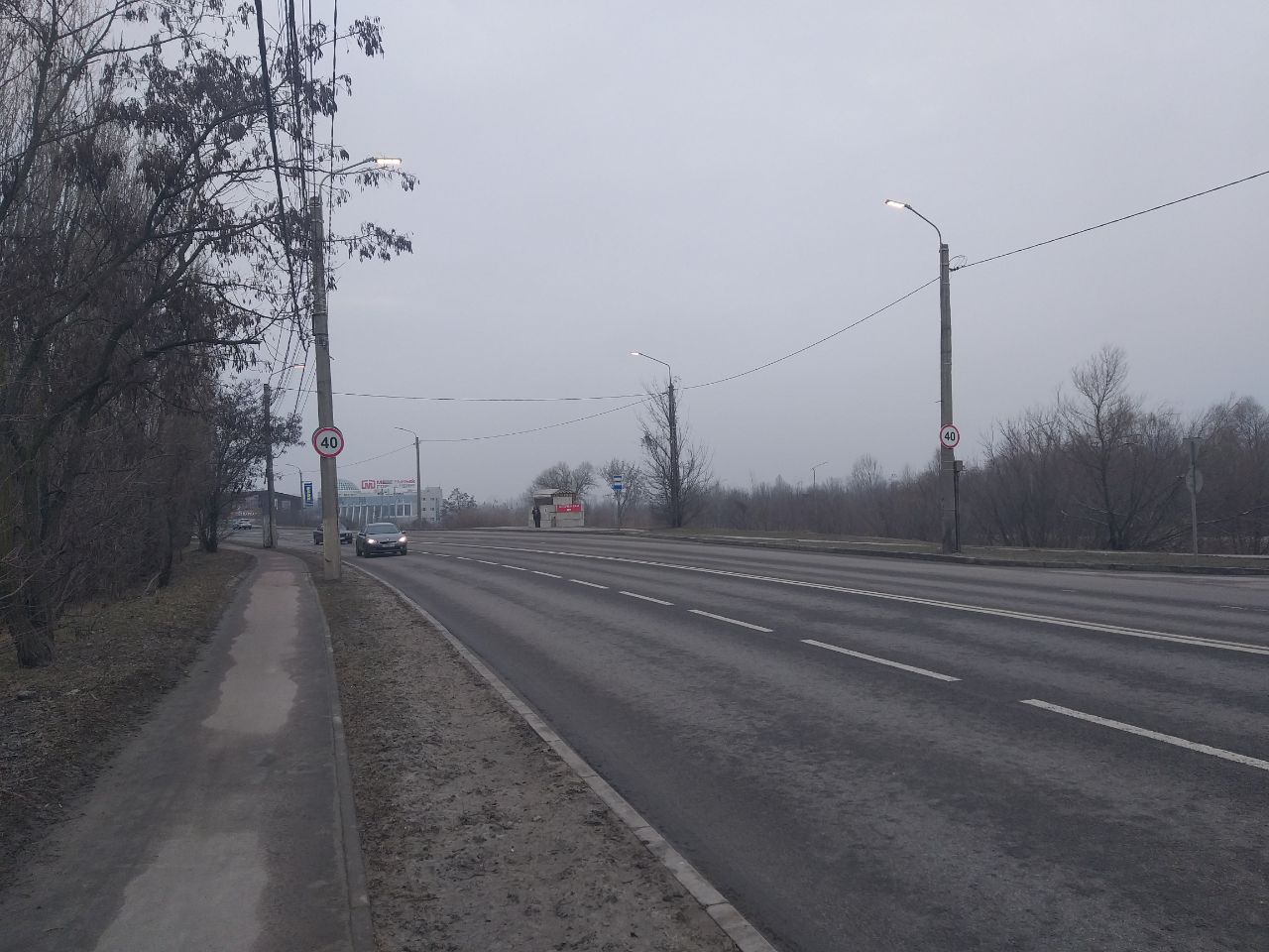Максимальная скорость ограничена на участке автодороги улицы Костюкова до 40 км/ч.