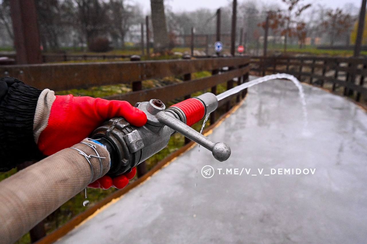 В Центральном парке готовят к открытию ледовые дорожки.