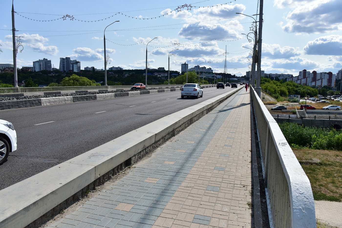 На проспекте Ватутина в районе моста через реку Везёлка частично ограничат движение транспорта по одной из полос.
