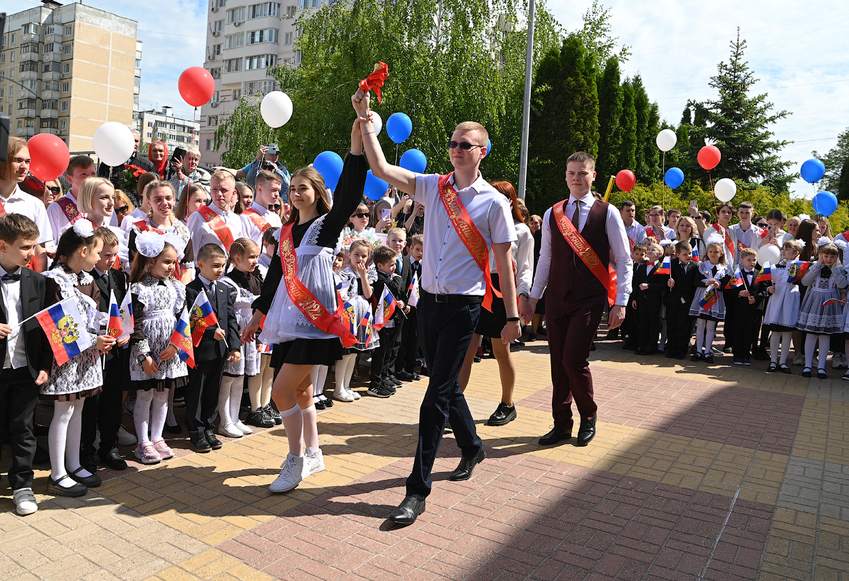 Валентин Демидов поздравил с окончанием школы выпускников.
