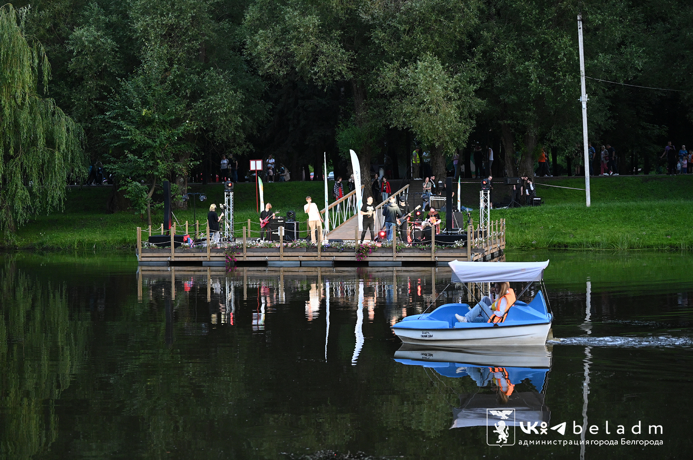 Одной из основных площадок проекта «Белгород в цвету» с 8 по 10 сентября станет понтонная сцена на Везёлке.