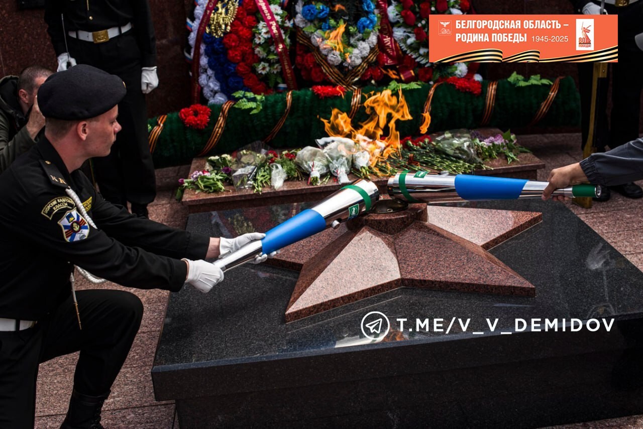 У мемориала «Павшим героям» на проспекте Богдана Хмельницкого зажгли Вечный огонь.