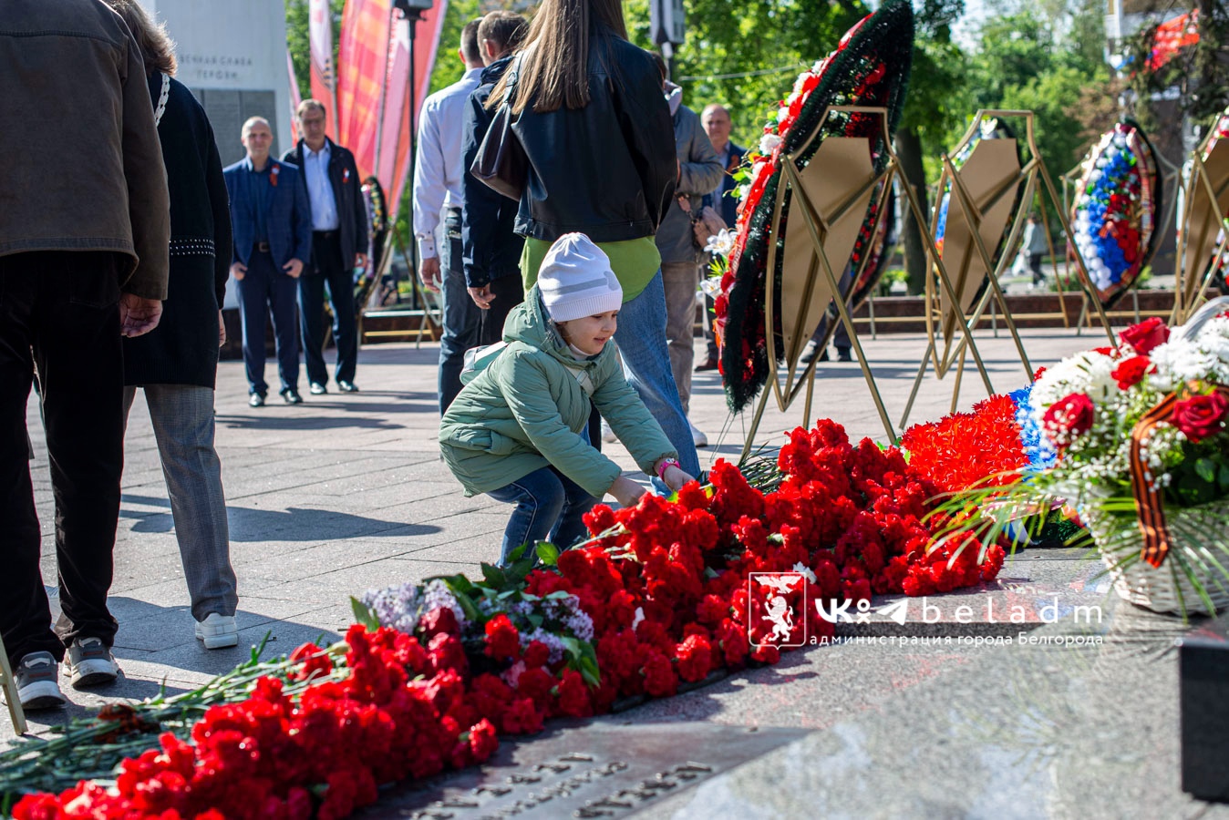 К Вечному огню на Соборной площади и на Аллее Героев возложили цветы.