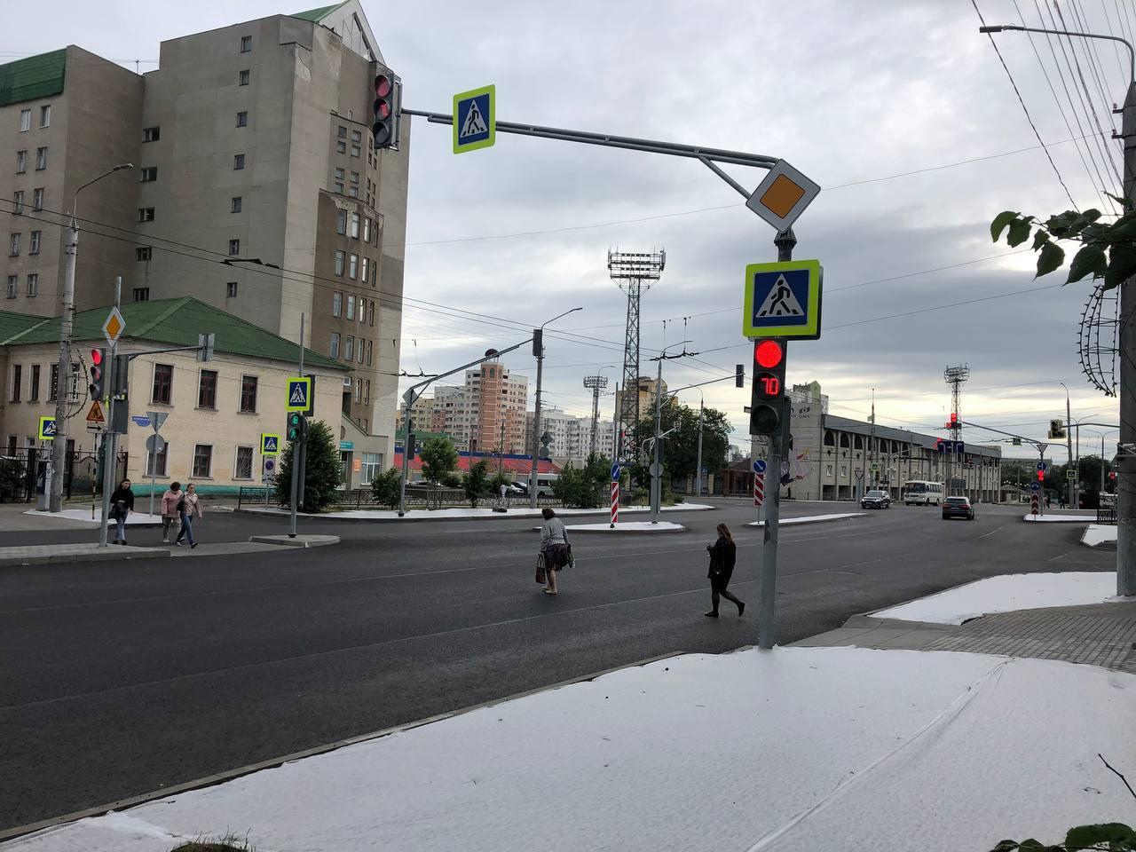 На пересечении Белгородского проспекта и малого проезда Б.Хмельницкого запустили новый светофор.