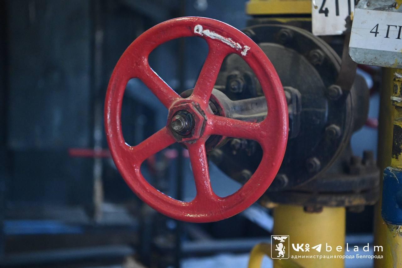 Аварийные бригады приступили к срочному ремонту участка теплосетей по ул. Горького на Харгоре в Белгороде.