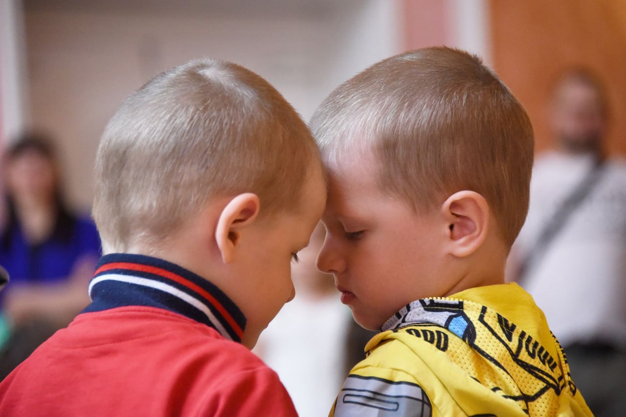 Как две капли воды: в Белгороде отметили День близнецов