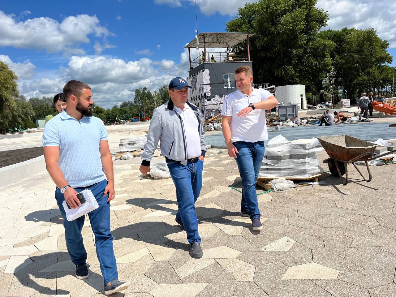 Мэр Белгорода ежедневно инспектирует ход реконструкции левого берега центрального пляжа.