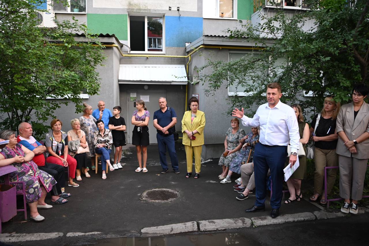 Валентин Демидов провёл встречу с жителями дома №2 на Шершнёва.