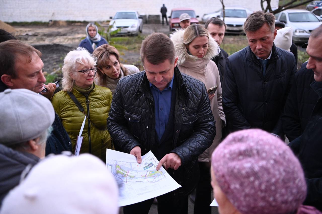 По итогам «прямой линии» губернатора мэр Белгорода Валентин Демидов встретился с жителями дома 22 на Левобережной.