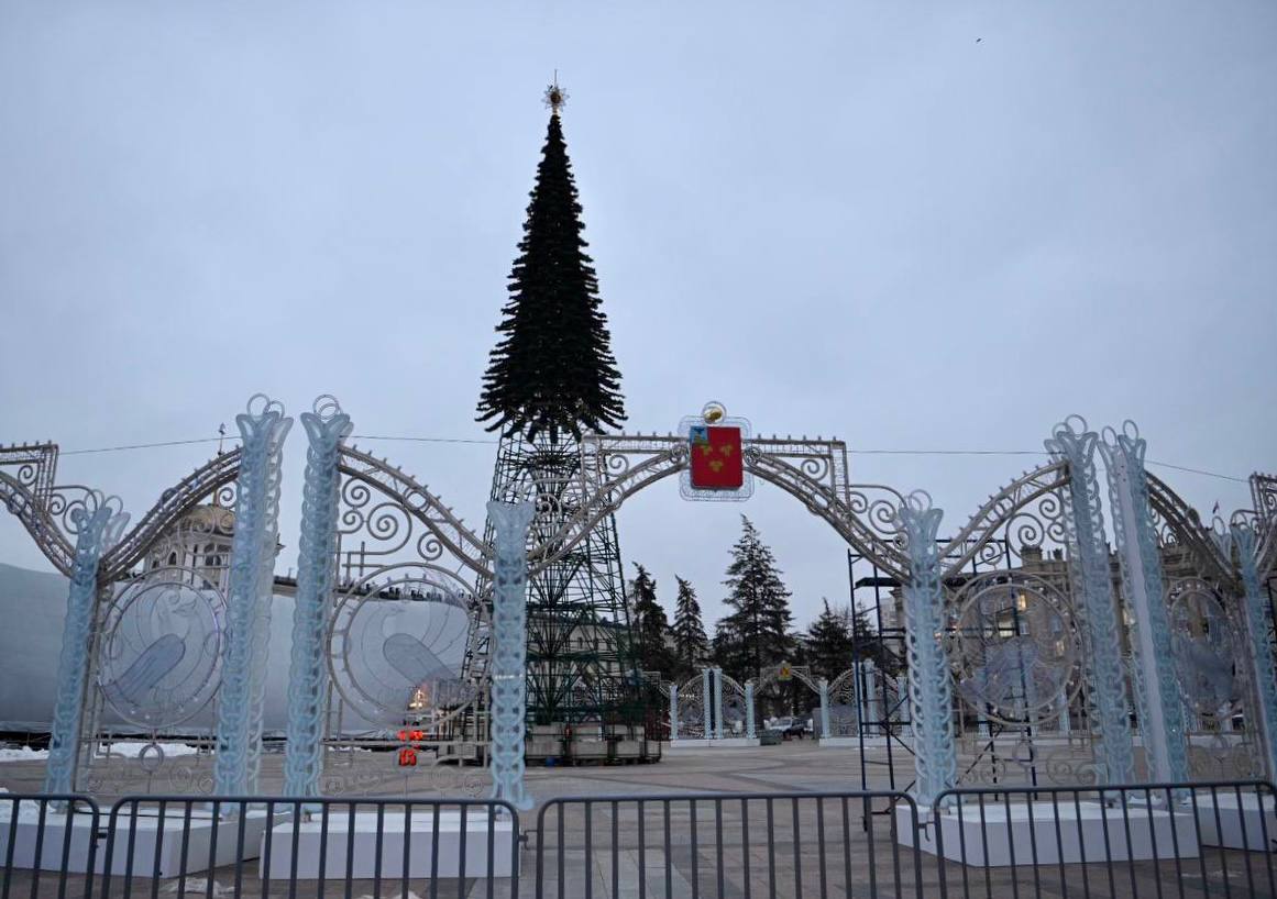 Белгород постепенно обретает новогодний вид.