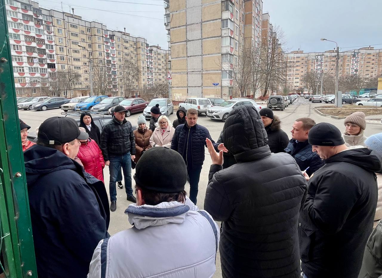 Мэр Белгорода встретился с жителями 27-го многоквартирного дома по ул. Губкина.