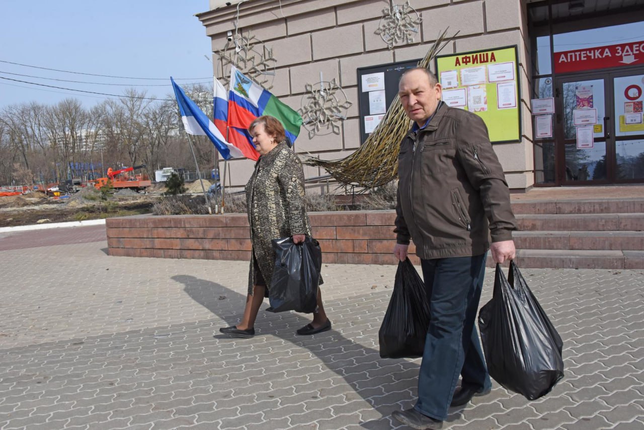 Более ста продуктовых наборов выдали жителями Грайворонского горокруга в Белгороде.