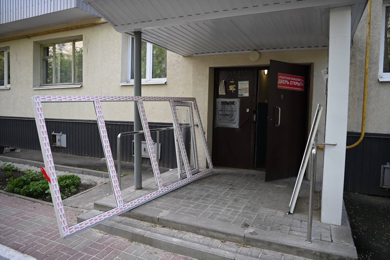 В Белгороде продолжаются работы по восстановлению жилья после обстрелов ВСУ.