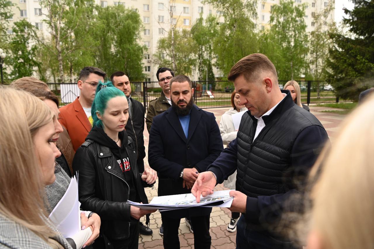 В областной столице готовят к капремонту гимназию №5. Мэр Белгорода Валентин Демидов провёл выездное совещание на объекте.