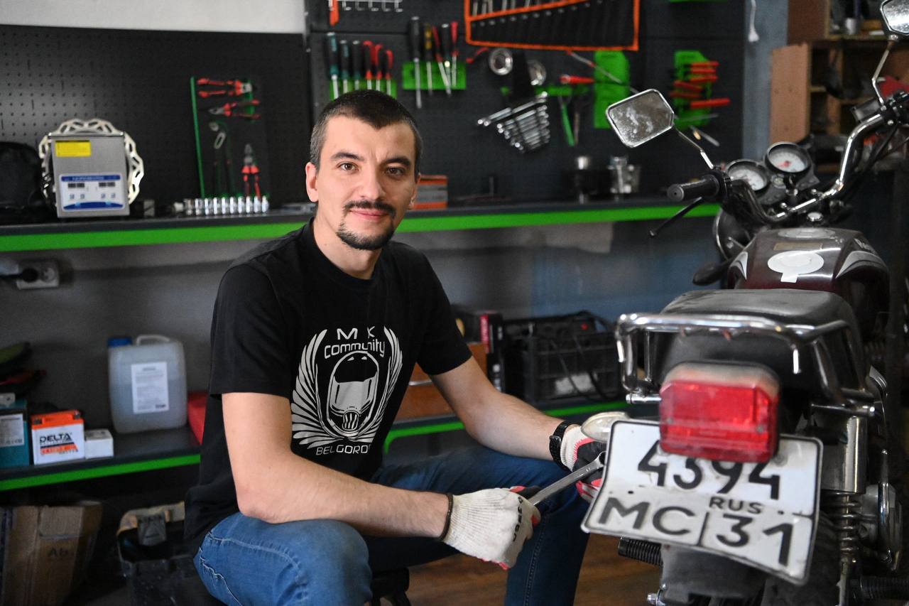 Белгородец Алексей Баца заключил соцконтракт и занимается ремонтом мототранспорта.