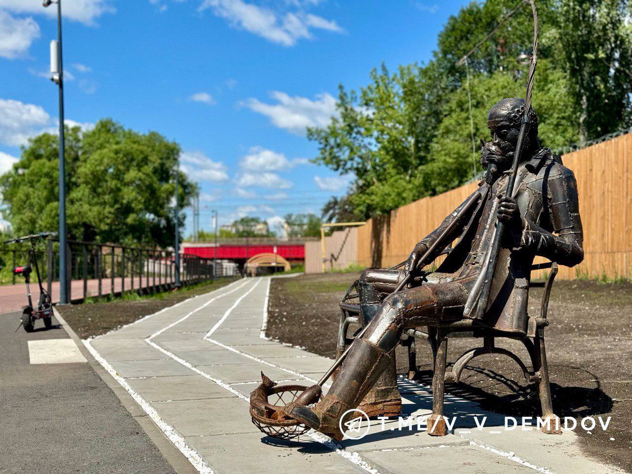 Скульптуру рыбака с котом перенесли из парка Победы на набережную «Берега».