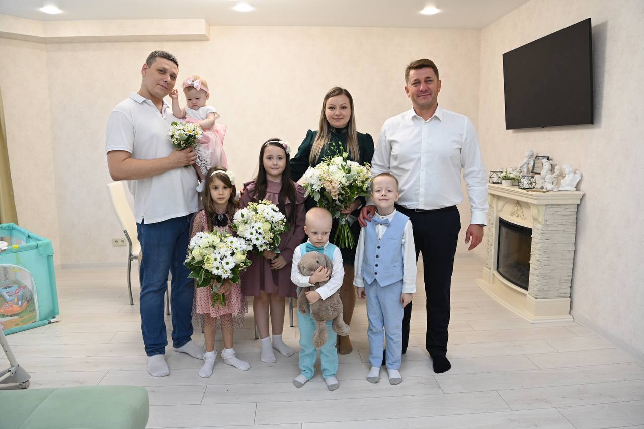 Глава администрации Валентин Демидов поздравил с новосельем семью Кучмаревых.