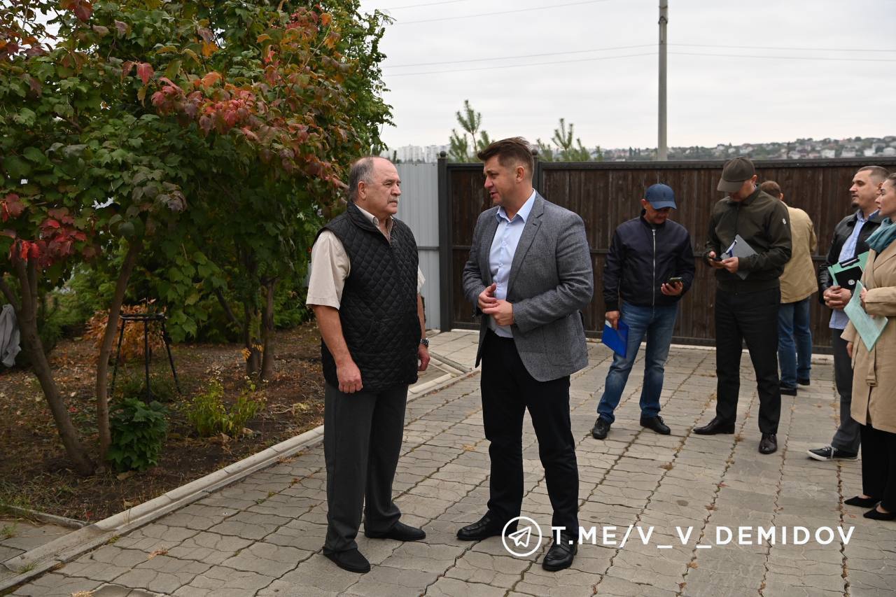 Мэр Белгорода встретился с жителями улицы Буханова в Белгороде. В результате обстрела ВСУ 1 июля здесь были серьезно повреждены индивидуальные дома.