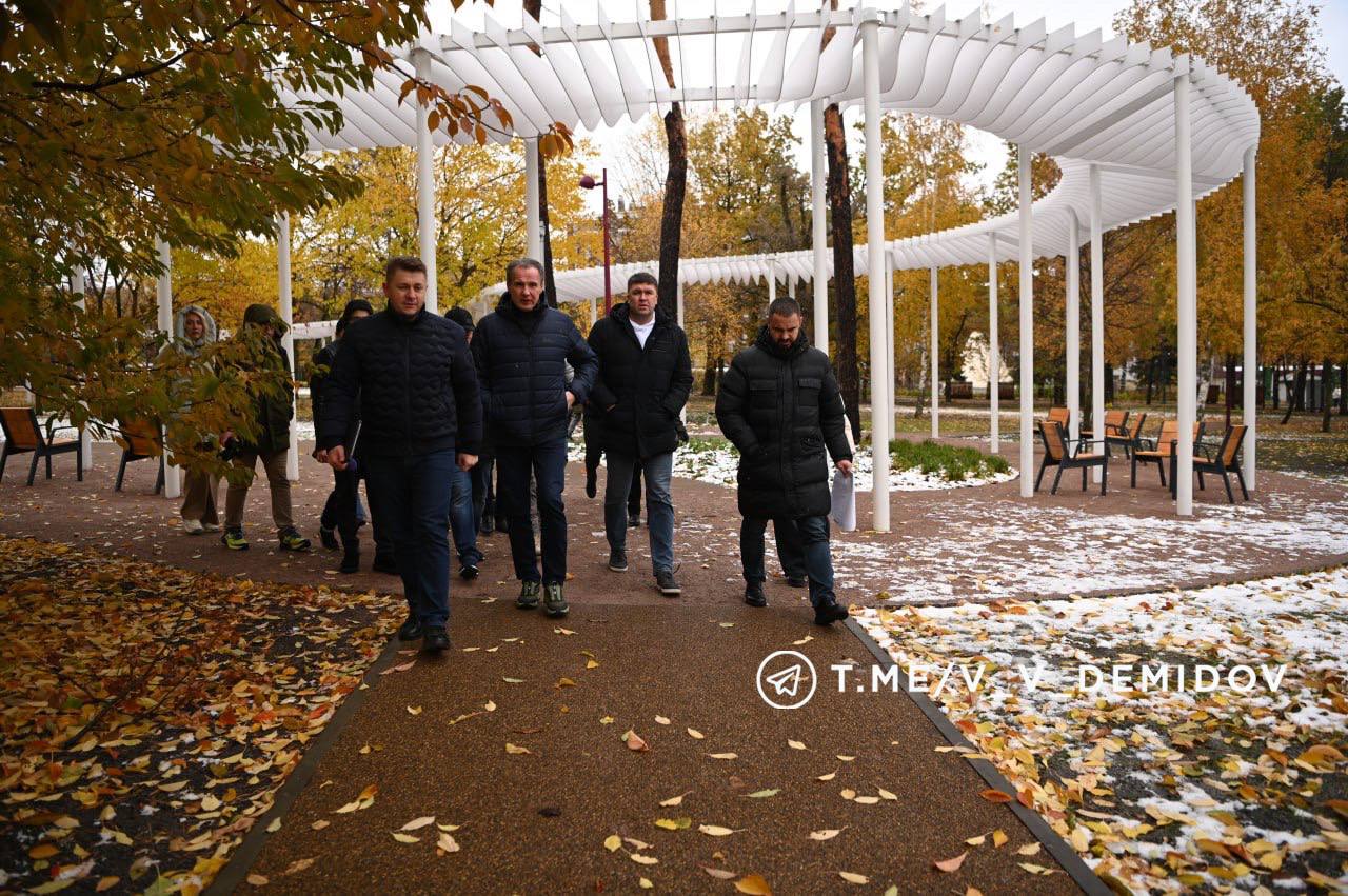 Во время рабочего объезда Белгорода губернатор области Вячеслав Гладков и глава администрации города Валентин Демидов посетили Центральный парк культуры и отдыха им. В.И. Ленина.