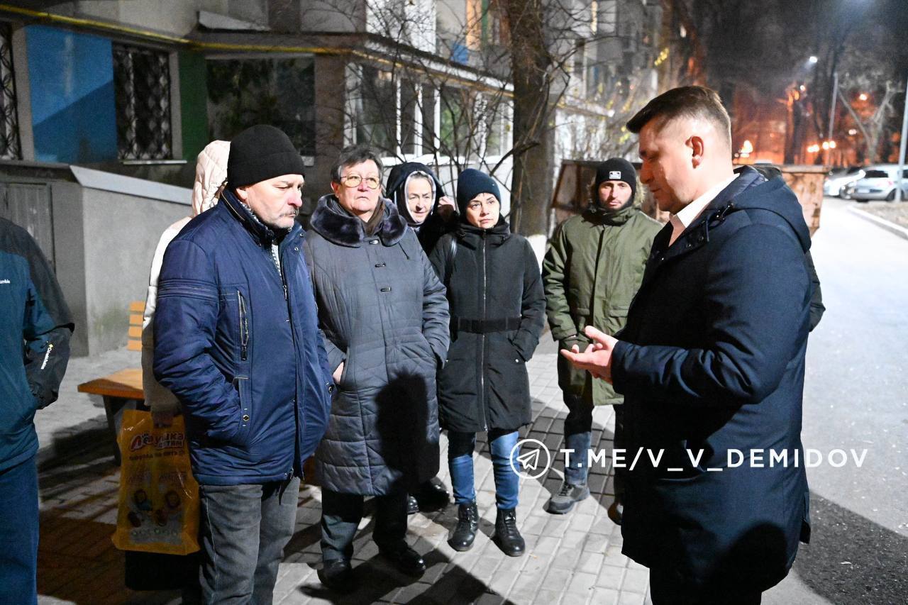 Вчера вечером мэр Белгорода Валентин Демидов встретился с жителями пятиэтажного жилого дома в спальном районе Белгорода, который пострадал 14 ноября при атаке ВСУ.