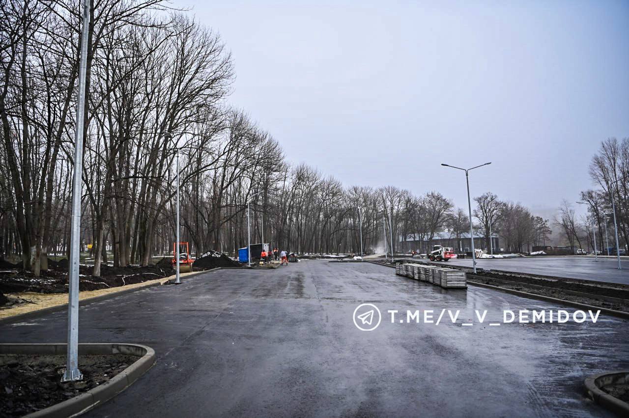 В Белгороде завершается обустройство большого парковочного пространства для посетителей парка культуры и отдыха имени В.И. Ленина.