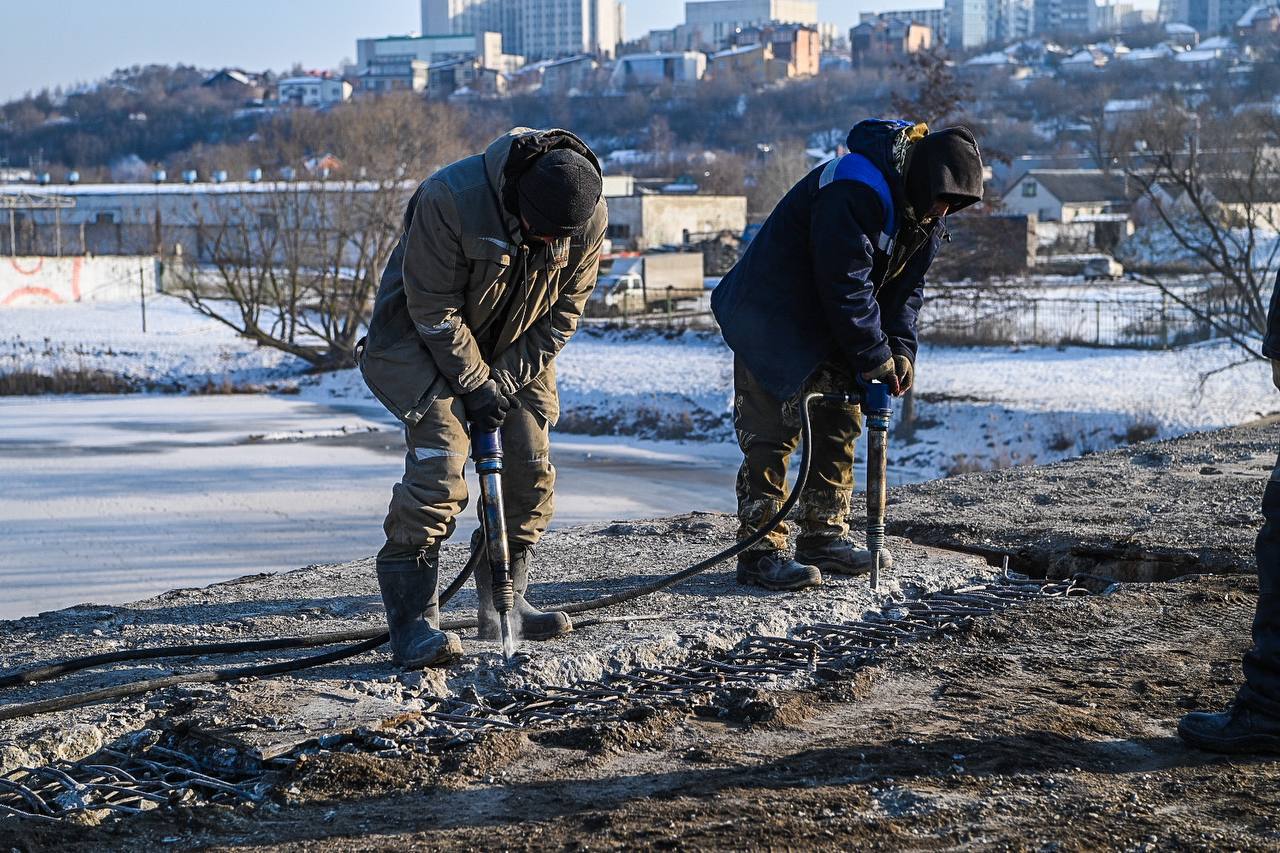 В Белгороде полным ходом идет ремонт моста через реку Везелку на улице Николая Чумичова.