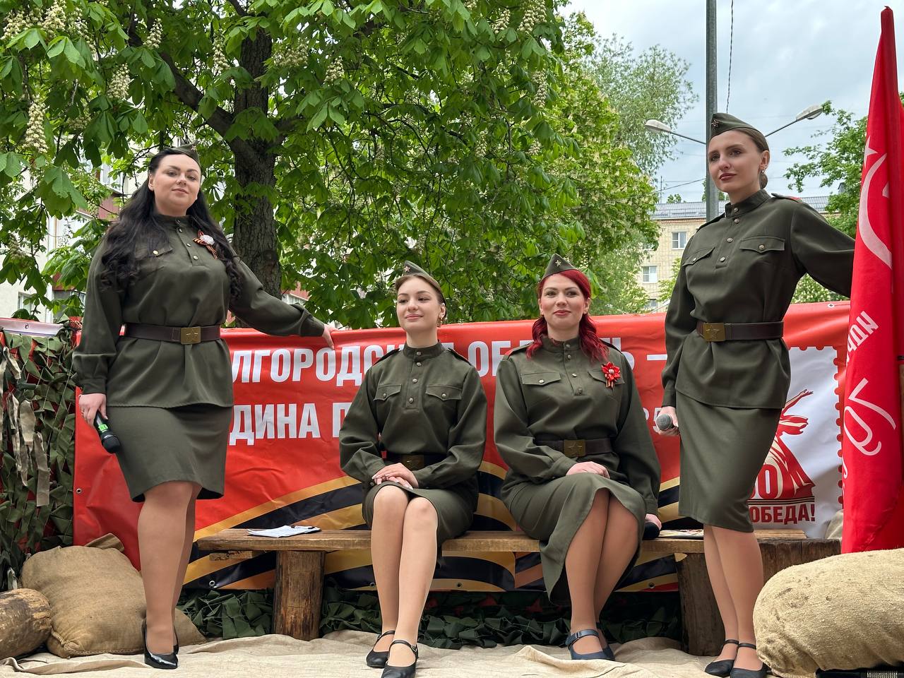 Фронтовые бригады поздравляют ветеранов с Днём Победы.