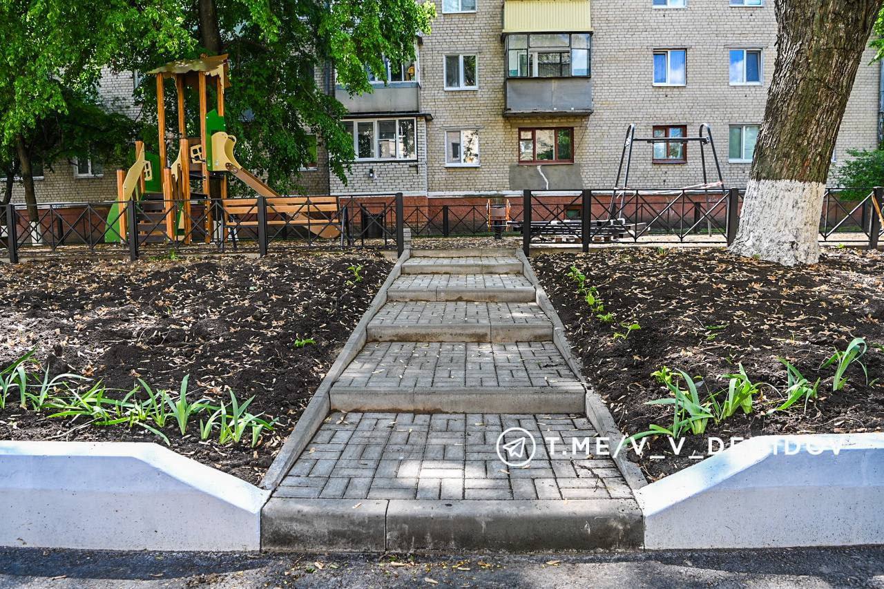 На Садовой, 49 практически завершены работы по благоустройству двора.