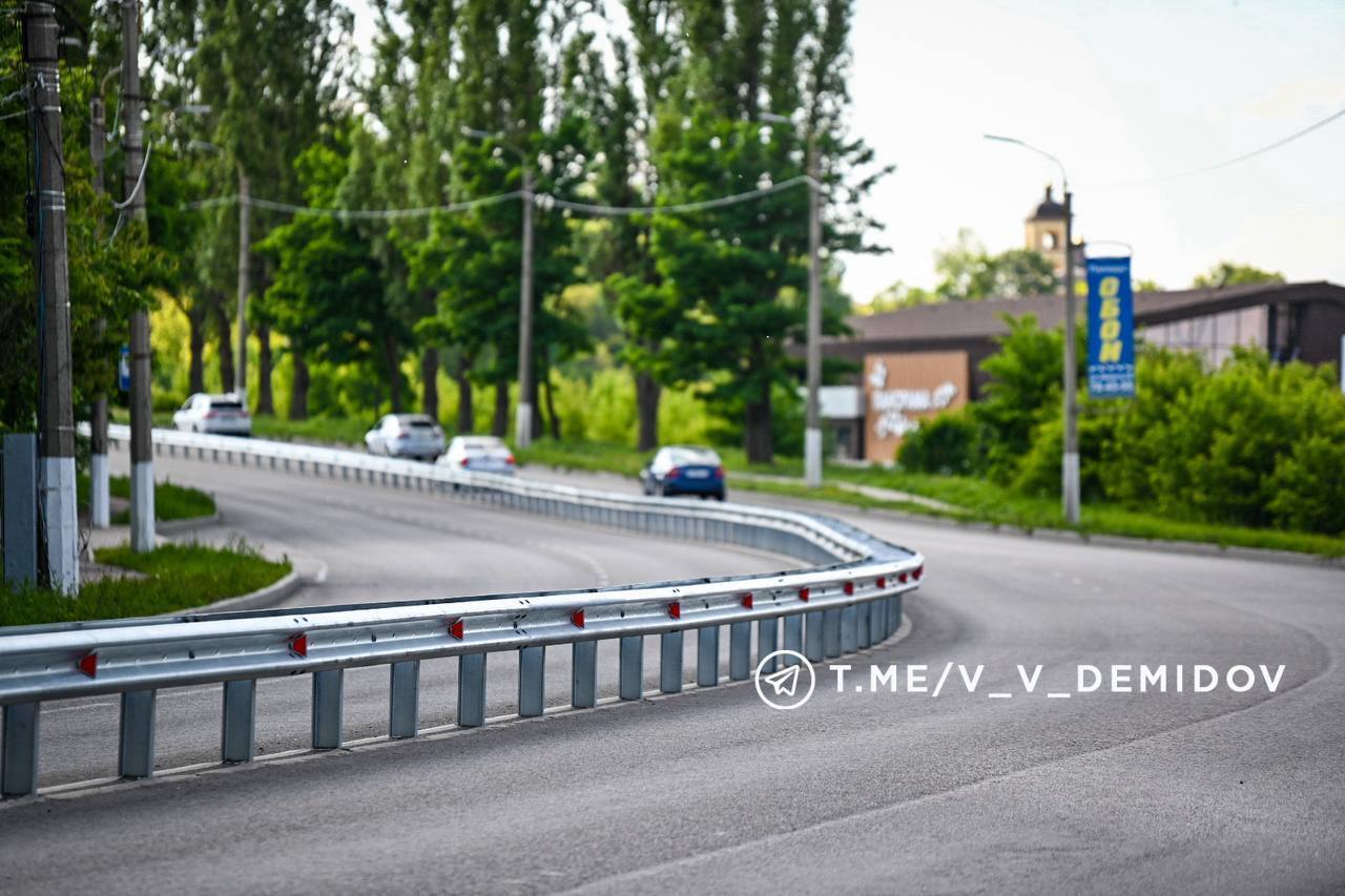 На разделительной полосе на улице Костюкова завершилась установка металлического барьерного ограждения.
