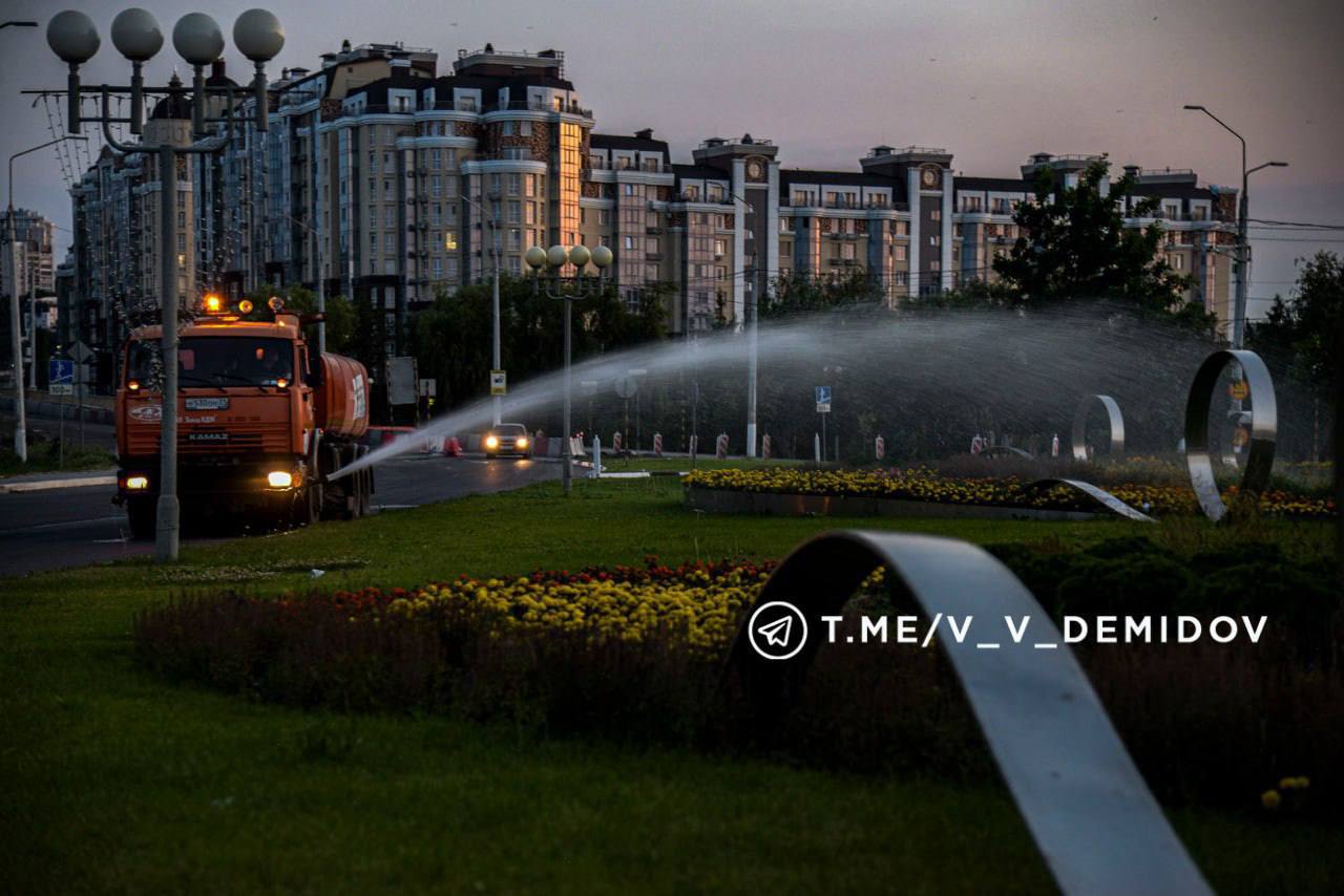 В Белгороде усилили смены коммунальщиков, которые будут поливать городские клумбы.