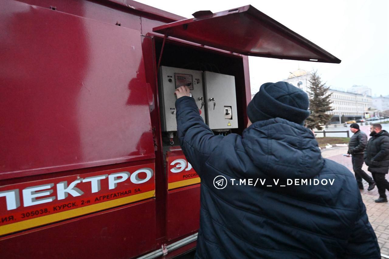 В Белгороде провели тестирование резервной генерации для городской ёлки на Соборной площади.