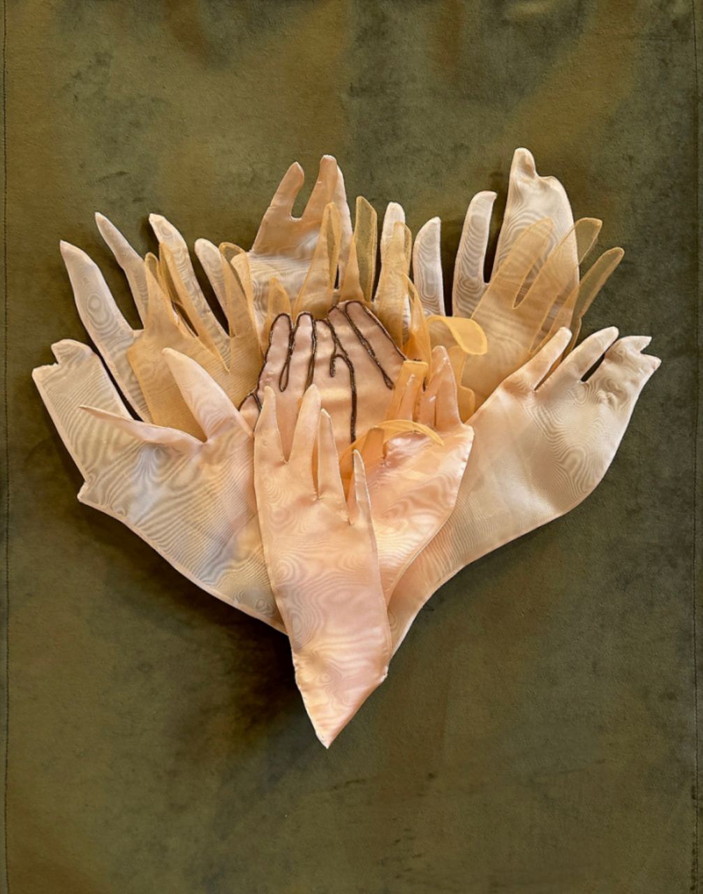 Где рождается «мы»? Ищем ответы в креатив-тауне «Октября» на открытии новой выставки.