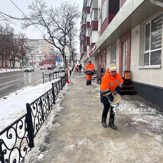 Коммунальные службы продолжают работу, чтобы минимизировать негативные последствия ледяного дождя.