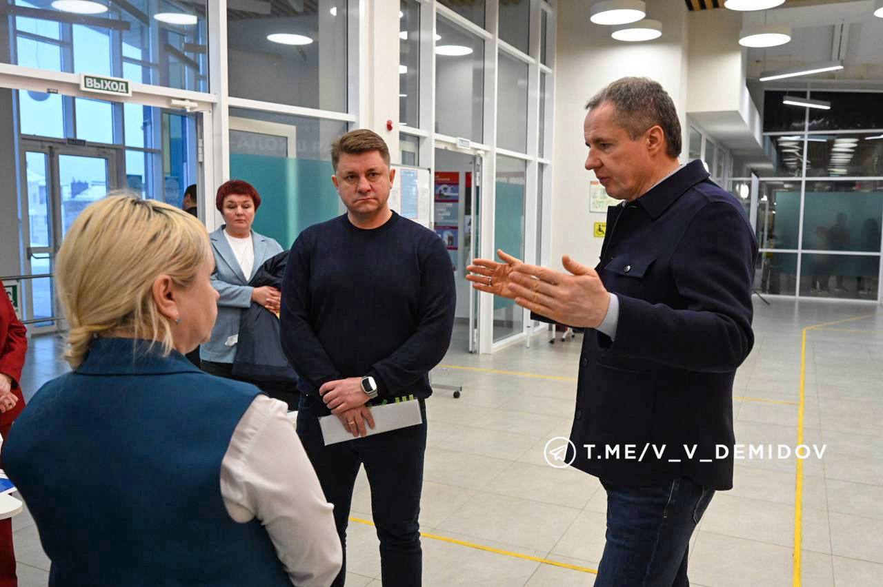 Валентин Демидов с губернатором региона Вячеславом Гладковым объехали несколько точек, где в случае ЧС откроются пункты обогрева.