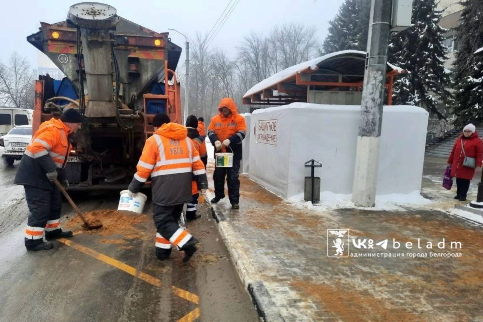 Несмотря на сильные морозы, работа по уборке города кипит.