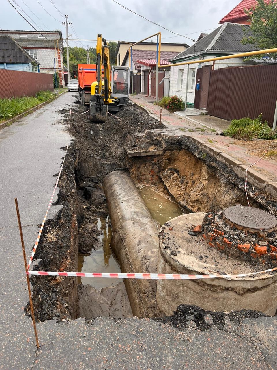 В районе улиц Пушкарной и Донецкой продолжается ремонт канализационного коллектора.