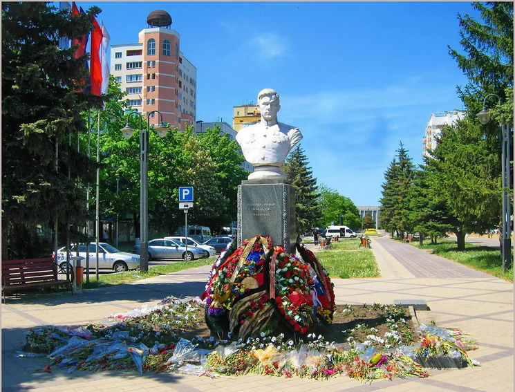 Памятник генерал-майору М.П. Лебедю.