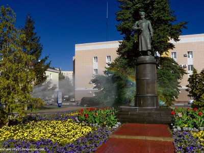 Памятник генералу армии И.Р. Апанасенко.