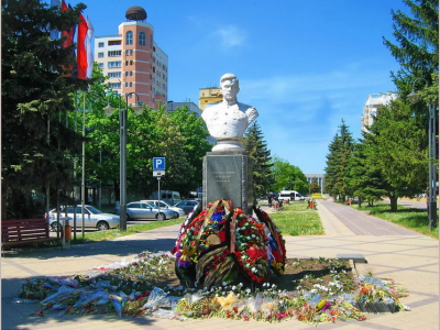 Памятник генерал-майору М.П. Лебедю.