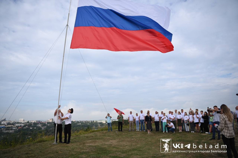 В честь Дня государственного флага на Меловой горе подняли российский триколор. В честь Дня государственного флага на Меловой горе подняли российский триколор.