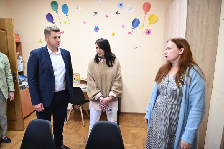 Мэр Белгорода встретился с исполнительным директором общественной организации «Синяя птица» Ольгой Димченко. Мэр Белгорода встретился с исполнительным директором общественной организации «Синяя птица» Ольгой Димченко.