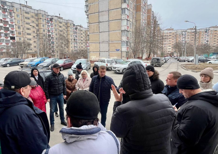 Вопросы о безопасности на остановках и в школах задали жители Белгорода Валентину Демидову.