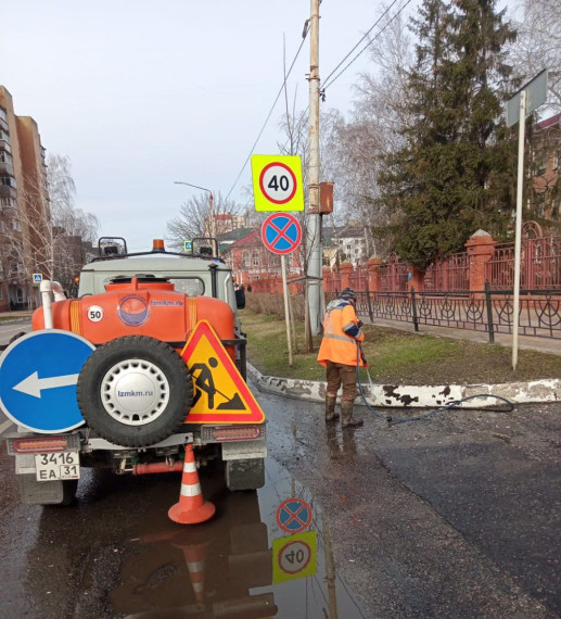 Несмотря на сложную оперативную обстановку коммунальщики продолжают следить за порядком в Белгороде.