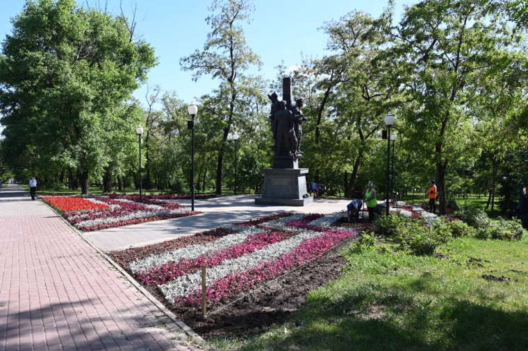 Озеленители продолжают высадку растений в Белгороде.