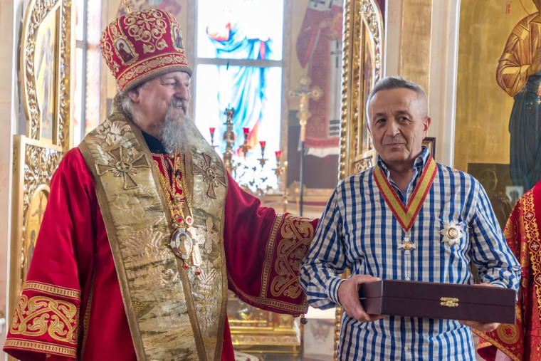Председателю Совета мунобразований Белгородской области Василию Потрясаеву вручили орден Русской Православной Церкви.