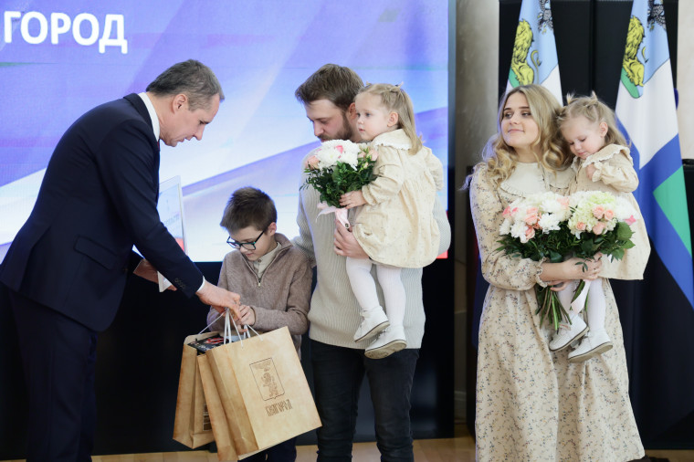 Вячеслав Гладков вручил сертификаты на приобретение или строительство первого жилья молодым семьям. Вячеслав Гладков вручил сертификаты на приобретение или строительство первого жилья молодым семьям.