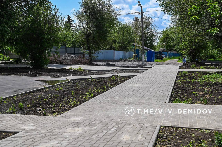 Продолжается ремонт двора в районе дома № 1 по улице 1-я Центральная. Продолжается ремонт двора в районе дома № 1 по улице 1-я Центральная.